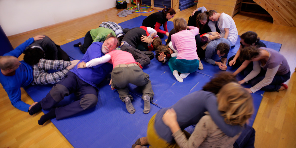 Foto einer Gruppe von Erwachsenen, die spielen